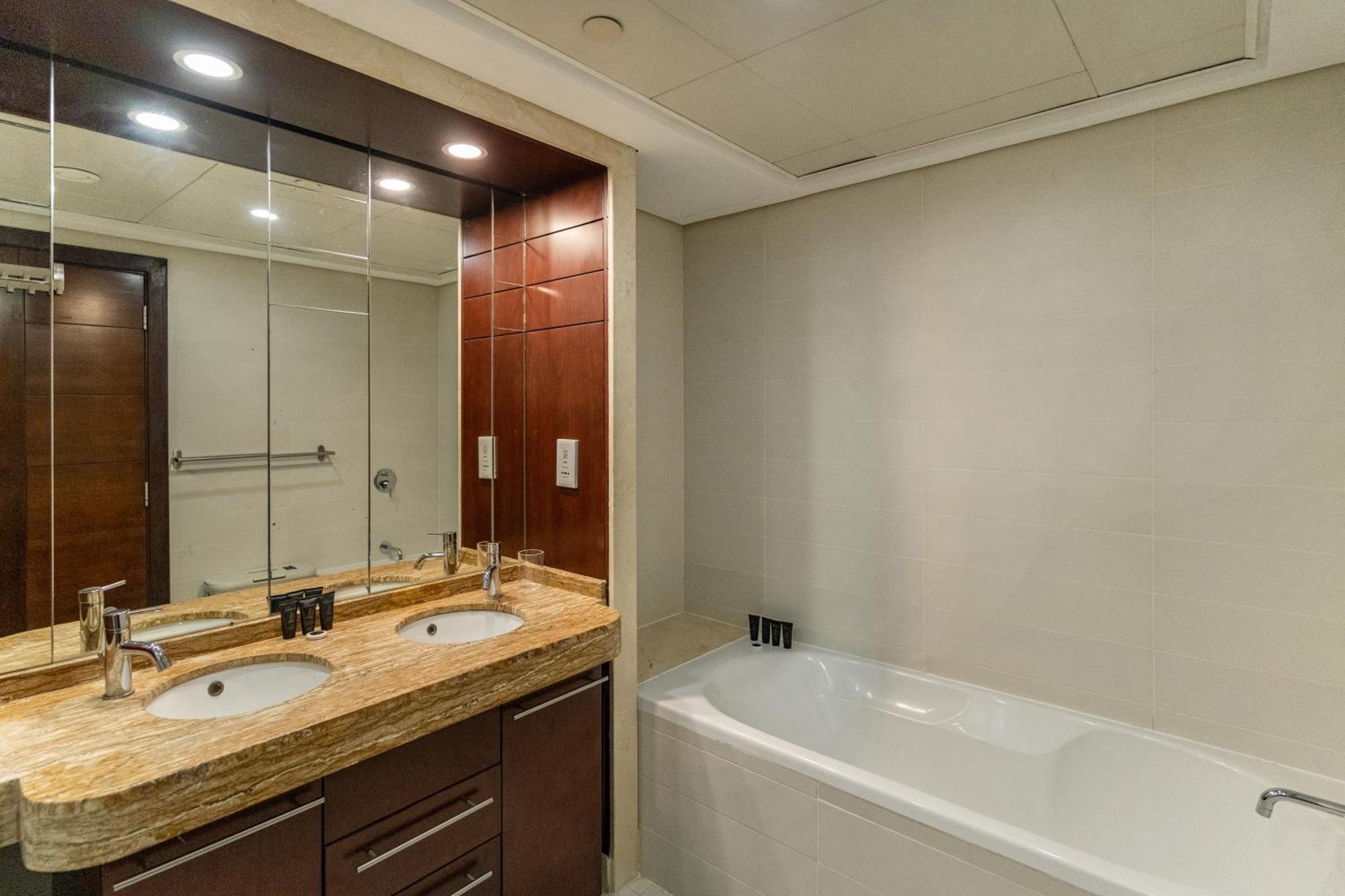 Chic 2Br Apartment, Prime Location Near Dubai Mall - Allsopp&Allsopp 外观 照片